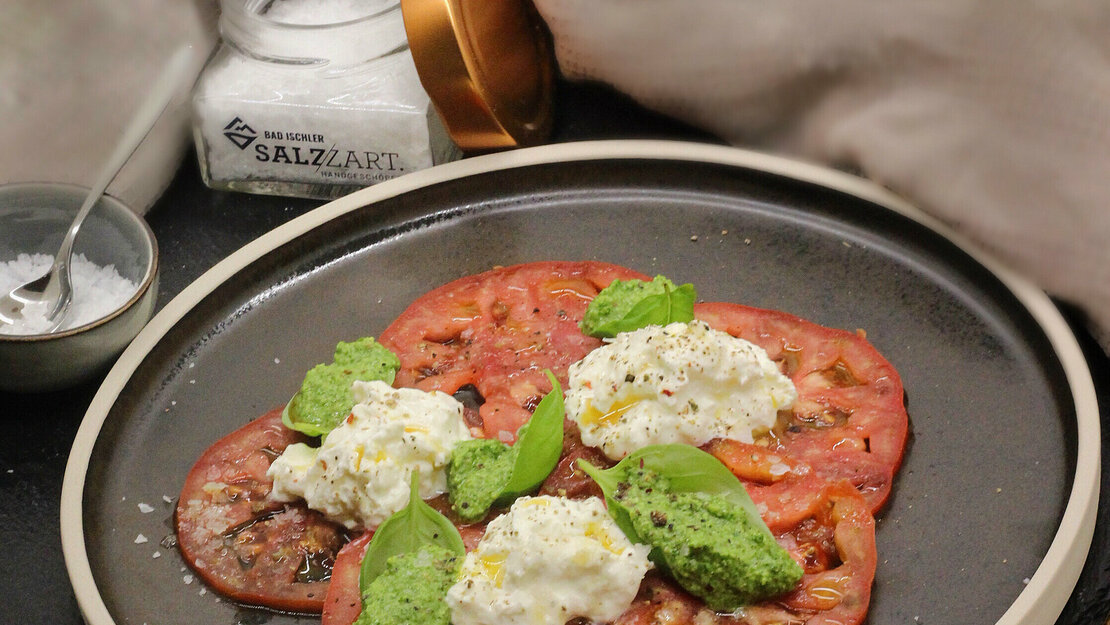 Tomatencarpaccio mit Burrata und Rucola-Basilikum-Pesto