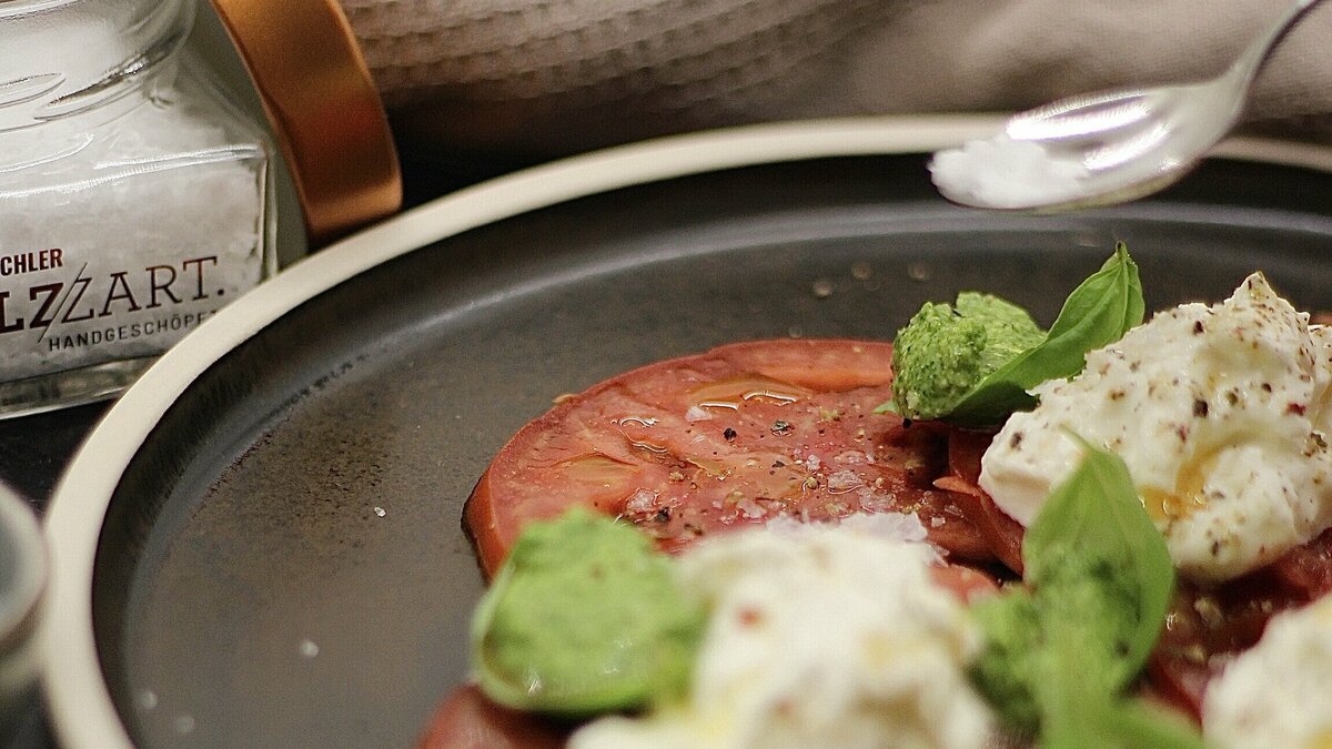 Tomatencarpaccio mit Burrata und Rucola-Basilikum-Pesto