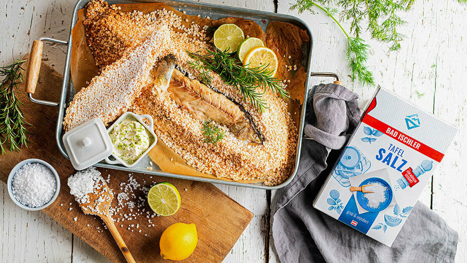 Bachsaibling in der Salzkruste mit Limetten Rosmarin Creme